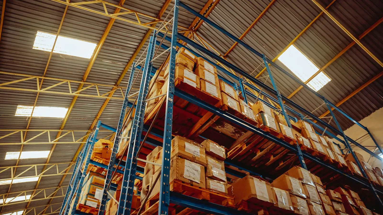Estanterías de almacén con cajas de cartón; fotografía de referencia de preparación de carga.